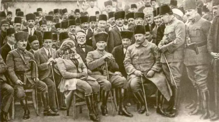 Mustafa Kemal Atatürk: Türkiye Cumhuriyeti'nin Mimarı ve Modernleşme Öncüsü