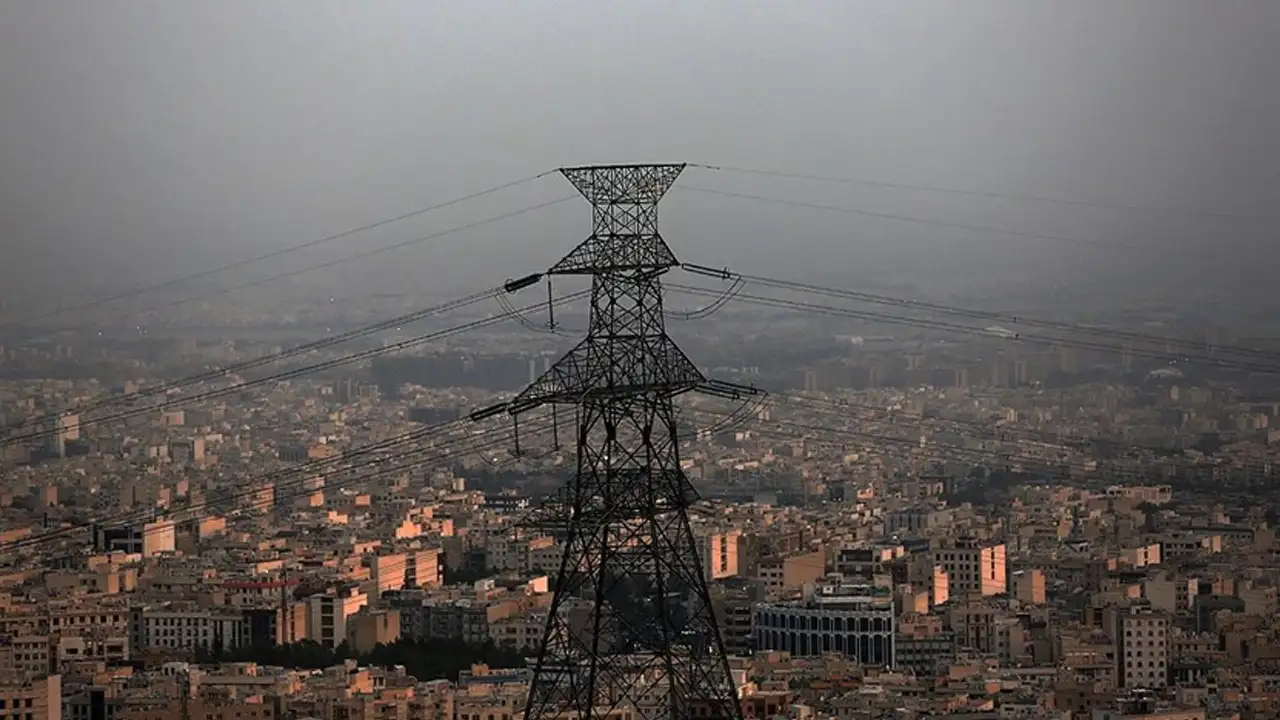 İran'da Enerji Tesisleri Hedef Alındı: Tahran Karanlığa Gömüldü